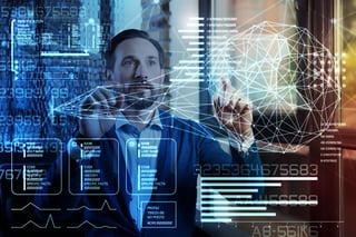 Programador inteligente sendo atencioso durante a coleta de informações